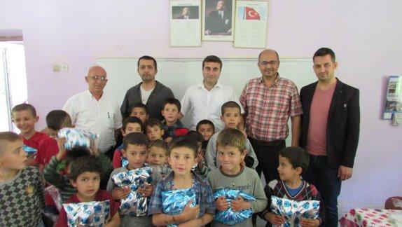 Boyalı Atatürk İlkokulundan Yeşilyurt İlkokulu Öğrencilerine Kıyafet Yardımı