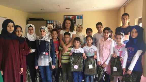 Düziçi Belediye Başkanlığından Suriyeli Öğrencilere Bayramlık Hediye Verildi.