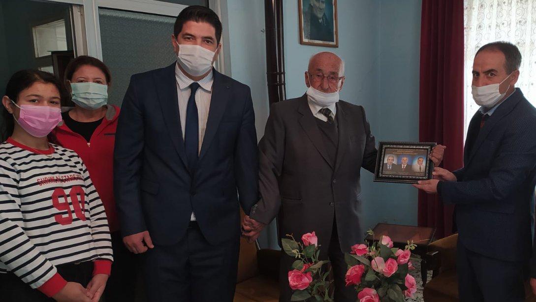 İlçe Milli Eğitim Müdürü Cuma SAĞIR  Emekli Öğretmen Mehmet MÜLAYİM'i Evinde Ziyaret Etti.