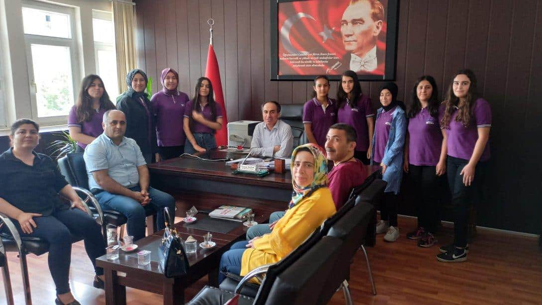 Atatürk Mesleki ve Teknik Anadolu Lisesi Öğrencileri İlçe Milli Eğitim Müdürümüz Cuma SAĞIR'ı Makamında Ziyaret Etti.